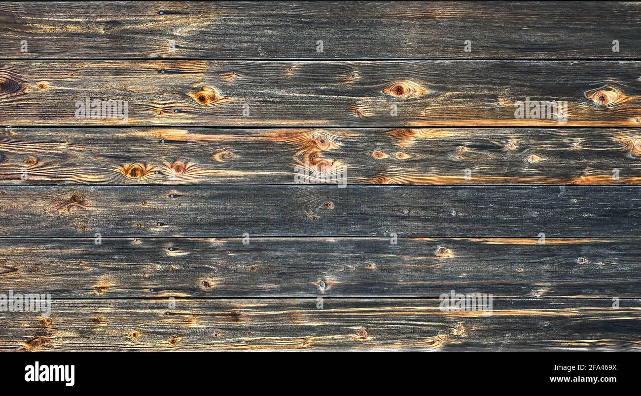 Holzhintergrund mit dunkel verwitterten Planken. Naturholzmuster Stockfoto