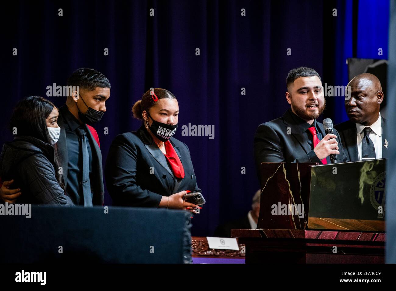 Minneapolis, Vereinigte Staaten Von Amerika. April 2021. Dallas Wright (R) würdigt seinen Bruder Daunte Wright mit seinen Geschwistern (L-R) Monica, Marcus und Diamond Wright während seiner Trauerfeiern im Shiloh Temple International Ministries in Minneapolis, Minn., USA, am Donnerstag, den 22. April, 2021. Wright wurde von der Polizeibeamten Kimberly Ann Potter angeschossen, die behauptet, sie hätte gedacht, sie hätte einen Taser eingesetzt, als Wright versuchte zu fliehen, als die Polizei versuchte, ihn wegen eines ausstehenden Haftbefehls während eines Verkehrsstopps unter Verhaftung zu bringen.Quelle: Samuel Corum/CNP/Sipa USA Quelle: SIPA USA/Alamy Live News Stockfoto