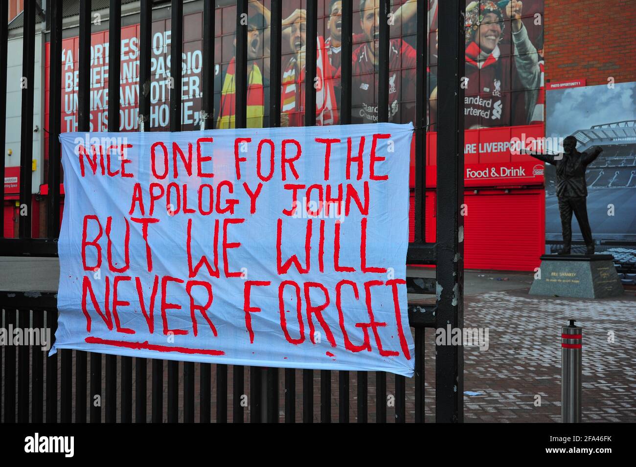 Am Zaun und an den Toren des Liverpool Football Club befestigte Banner von Fans, die protestierten, dass die Vereine einer Europäischen Super League beitreten wollen. Stockfoto