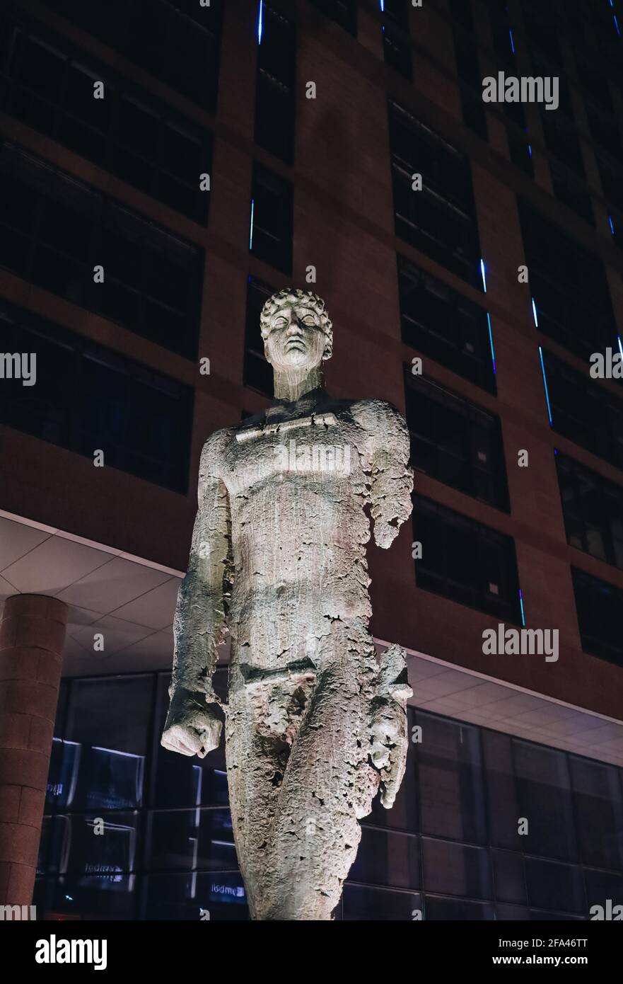 Dnipro, Ukraine - 04.02.2021: Atlant, das die Fesseln bricht, neues modernes Metallskulptur-Denkmal im Stadtzentrum von Dnipropetrovsk in der Yuschnaya-Straße Stockfoto