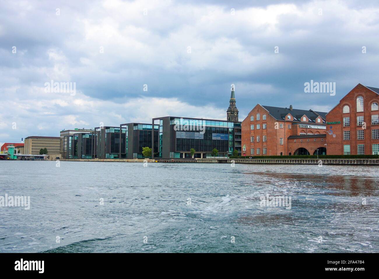 Blick auf Wohngebäude, einst ein Hafen, entlang des Hauptkanals in Kopenhagen, Dänemark Stockfoto