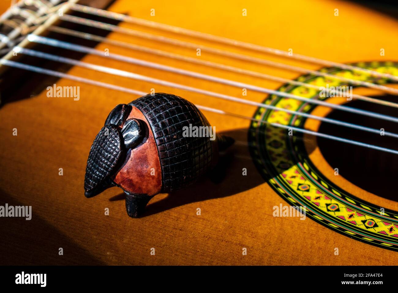 Klassische oder kreolische Gitarre und Armadillo Handwerk. Stockfoto