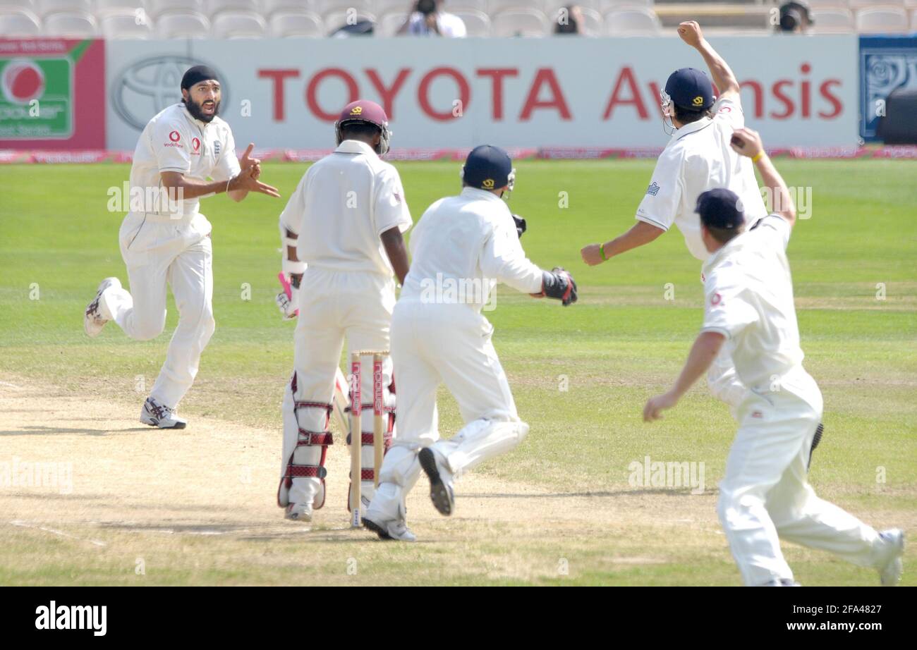 3. TEST ENGLAND V WEST INDIES BEIM ALTEN TRAFFORD. TAG 11/6/07. MONTY PANESAR, NACHDEM ER DAS WICKET VON RAMDIN AUFGENOMMEN HATTE, STELLTE DAVID ASHDOWN VOR Stockfoto