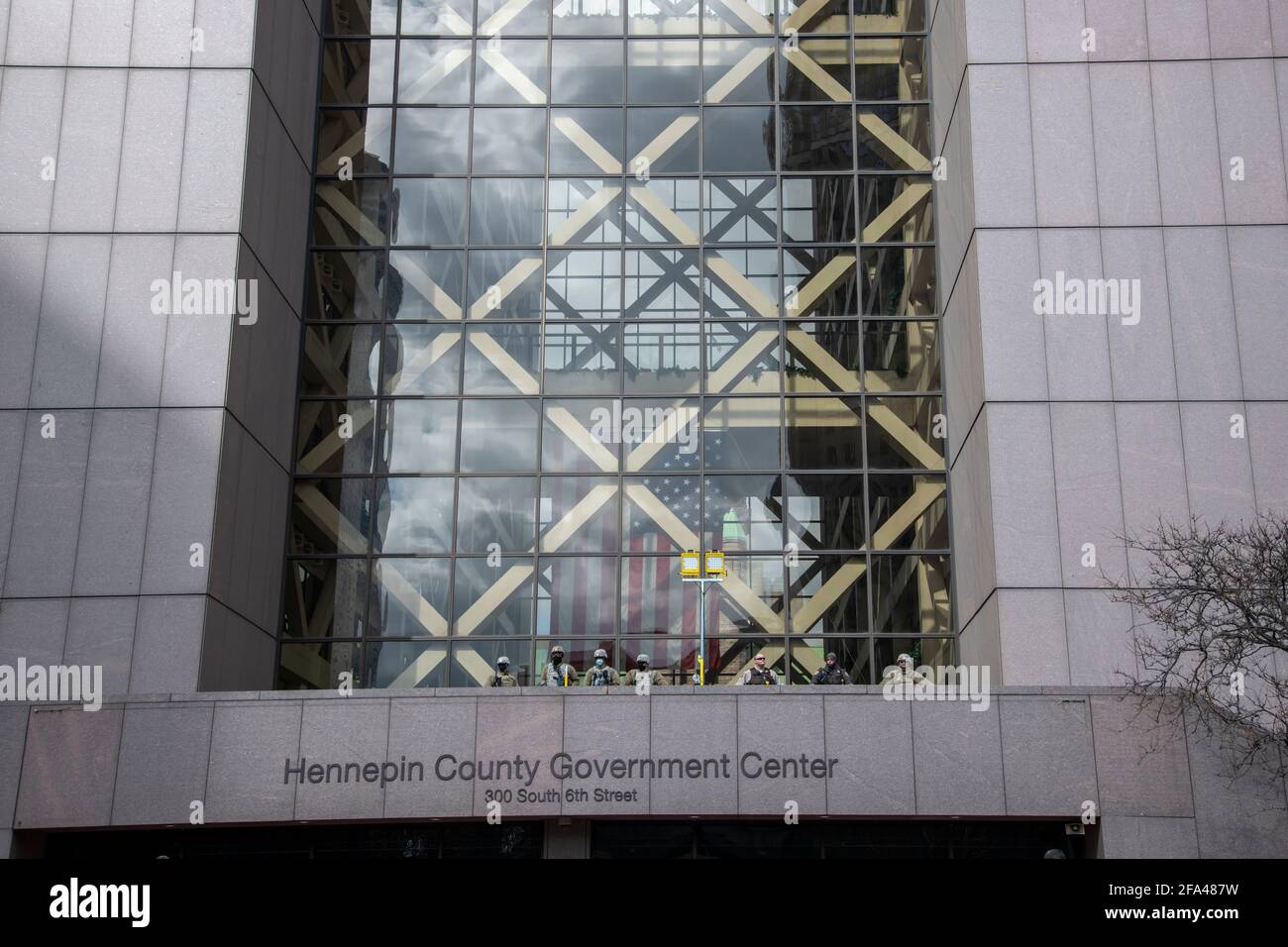 Minneapolis, Minnesota. Die Nationalgarde behält die Menge unter ihnen im Gerichtsgebäude des Regierungszentrums im Auge, während sie auf das Urteil wartet Stockfoto