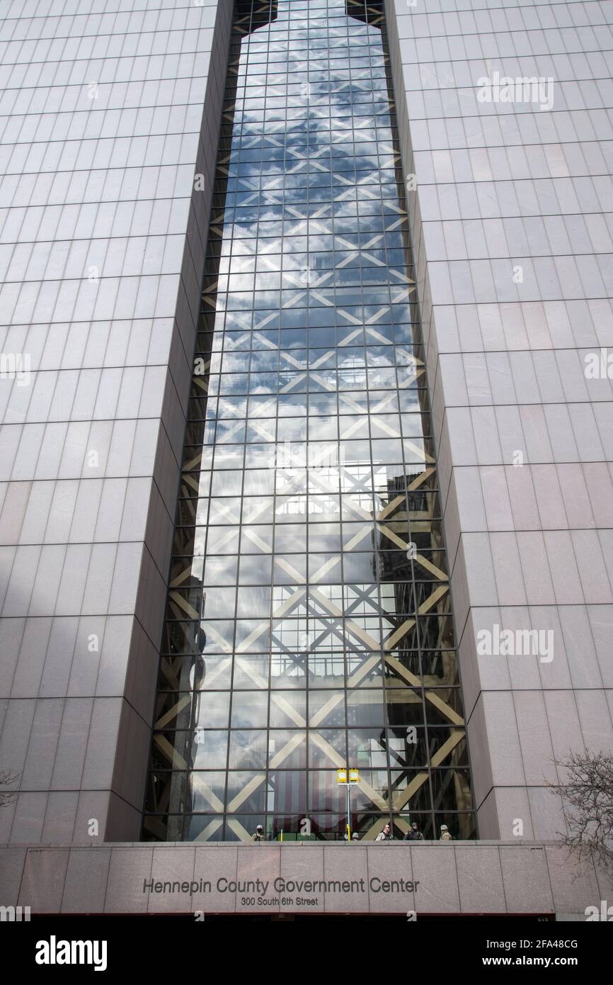 Minneapolis, Minnesota. Die Nationalgarde behält die Menge unter ihnen im Gerichtsgebäude des Regierungszentrums im Auge, während sie auf das Urteil wartet Stockfoto