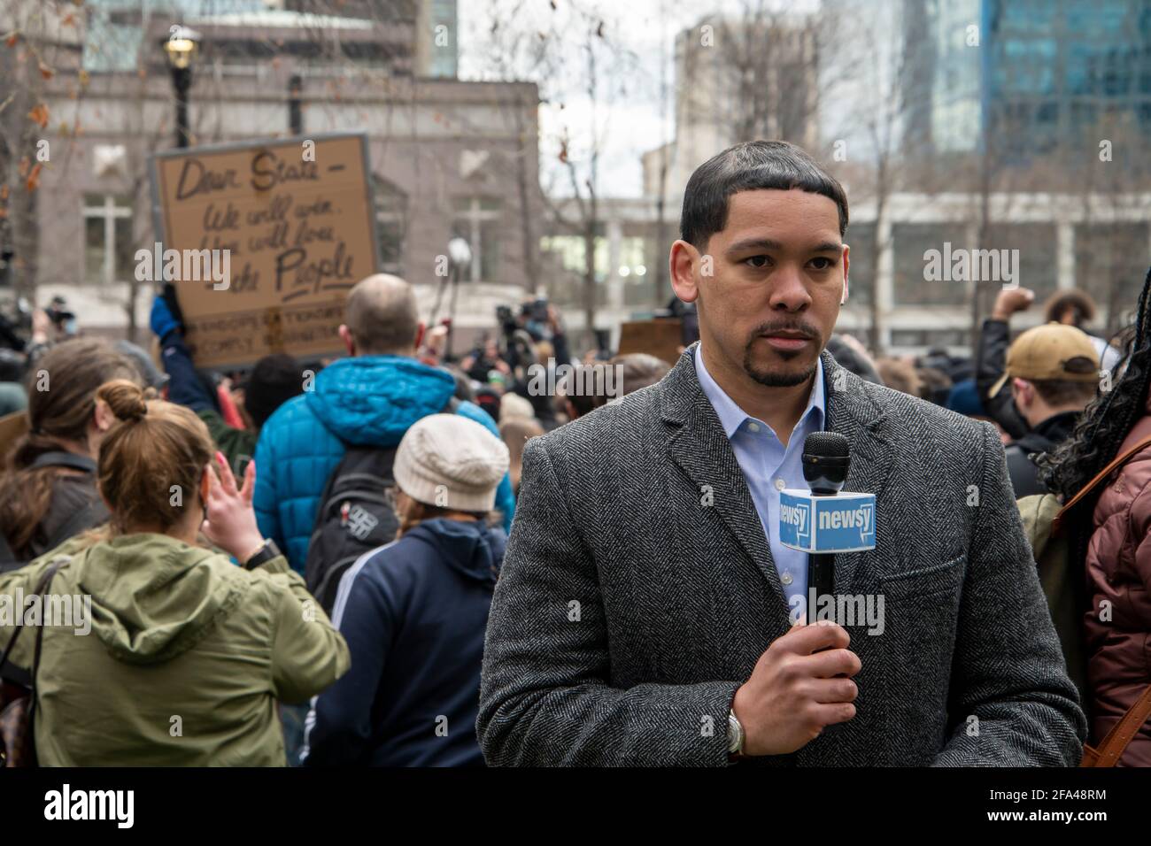 Minneapolis, Minnesota. Ein Nachrichtenreporter ist vor dem Regierungszentrum bereit, als er dem Schuldspruch im Prozess gegen Derek Chauvin zuhört Stockfoto