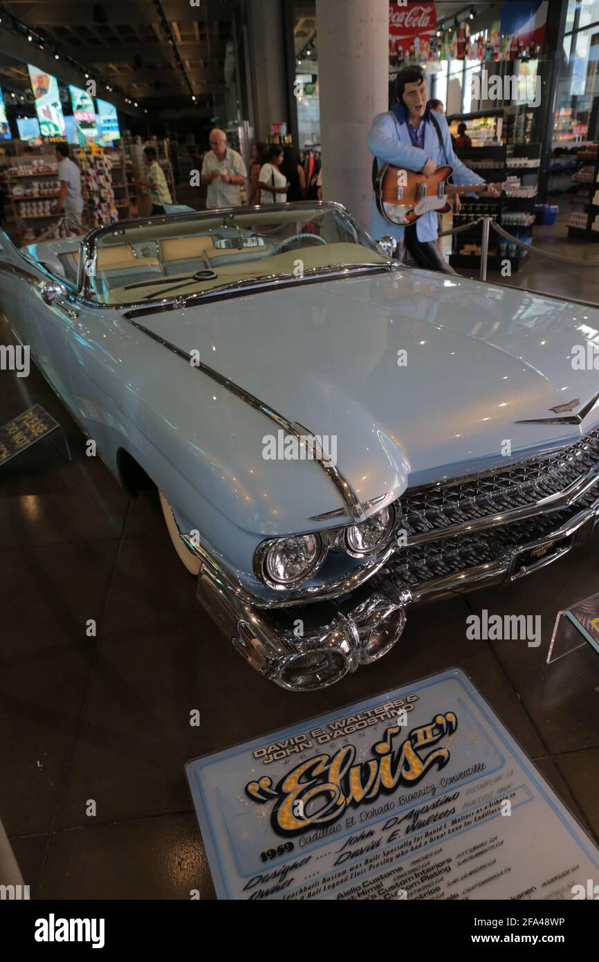 Los Angeles, CA, USA, 2.09.2020 - Elvis Presley Figur und Cadillac Eldorado Stockfoto