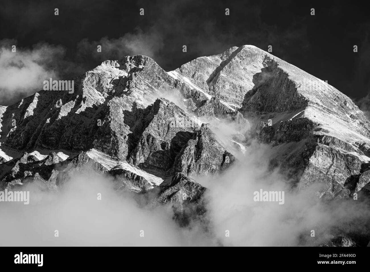 Ein Schwarz-Weiß-Foto des Pyramid Mountain im Jasper National Park am Morgen nach einem nächtlichen Stauben von Schnee. Stockfoto