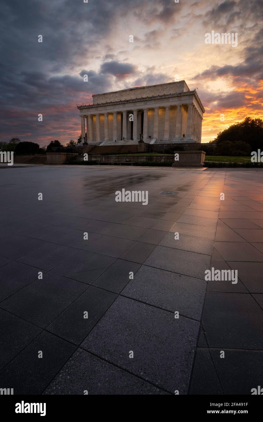 Das Lincoln Memorial nach einem Regenschauer im Frühling, als die Wolken das Licht der untergehenden Sonne erwischen. Stockfoto
