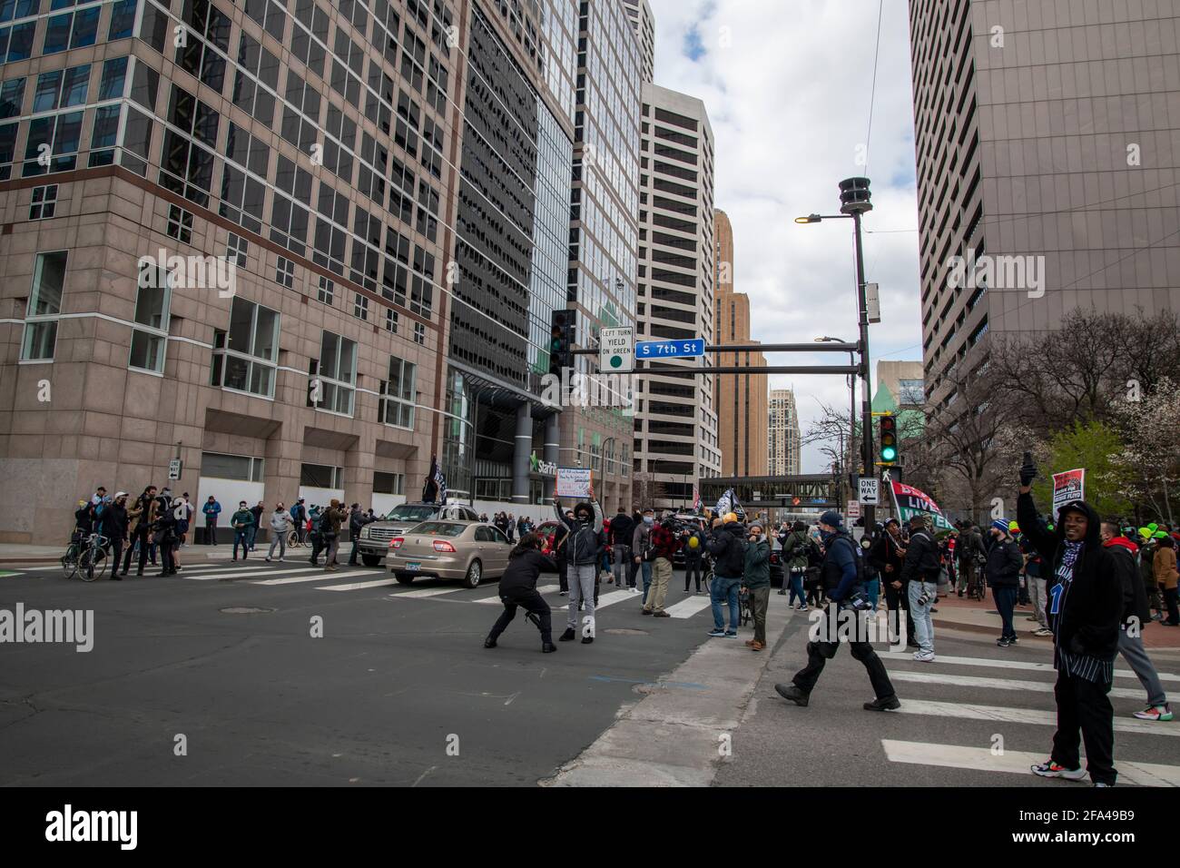 Minneapolis, Minnesota. Die Straßen der Innenstadt von MPLS vor dem Gerichtsgebäude im Regierungszentrum füllen sich mit Menschen, die das Schuldspruch feiern Stockfoto