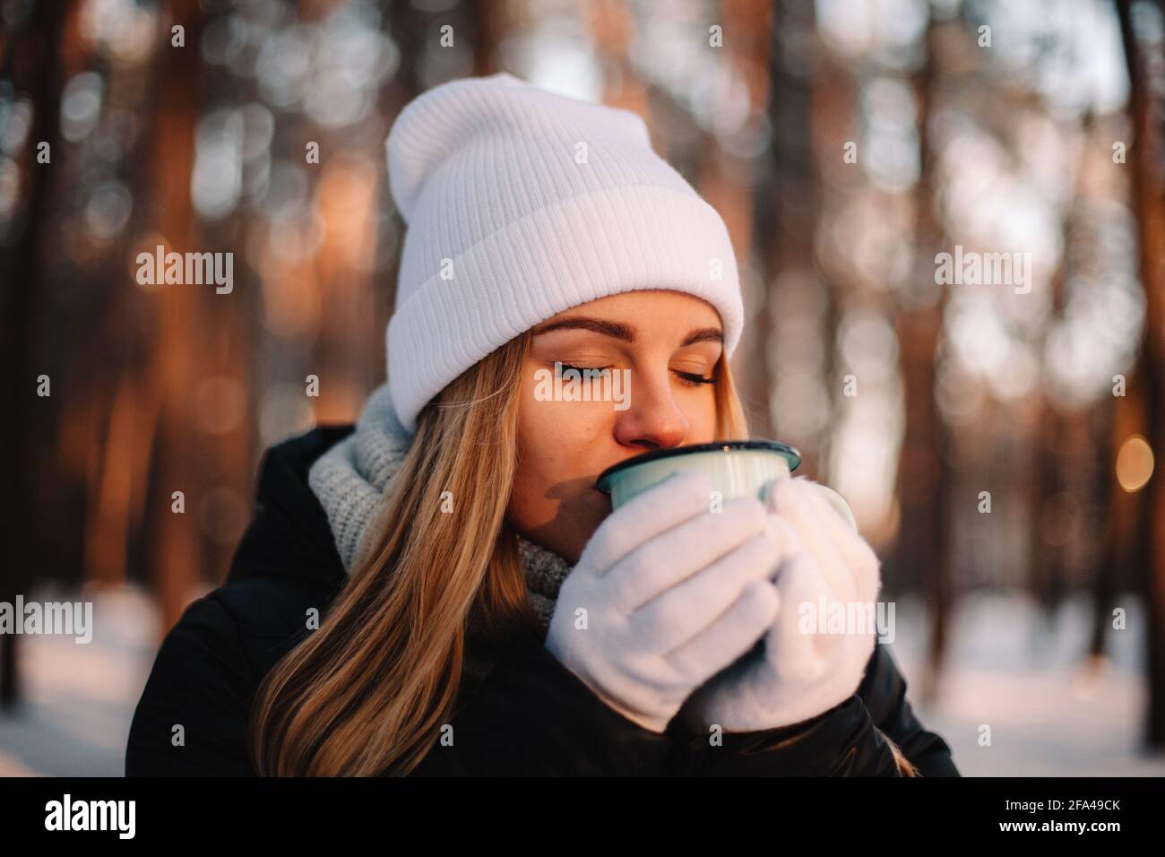 Frau hält Tasse genießen heiße Getränke im Freien während des Winters Stockfoto