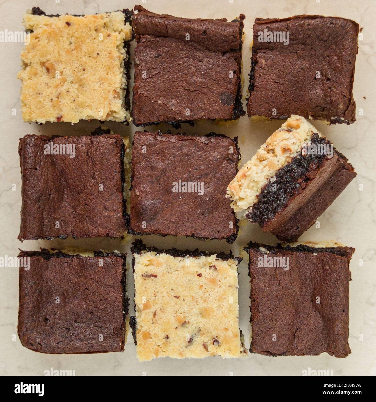 Neun quadratische geriffelte Brownies weiß und schwarz flach liegen Stockfoto