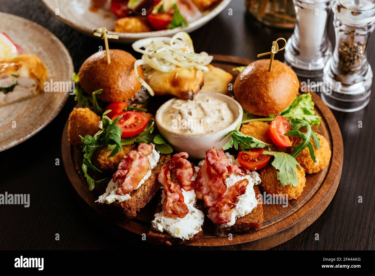 amerikanischer Burger mit Kartoffeln, Sauce, Snacks Stockfoto
