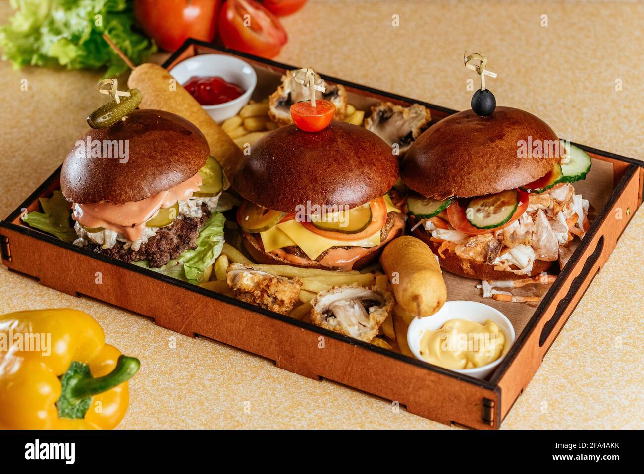 amerikanischer Burger mit Kartoffeln, Sauce, Snacks Stockfoto