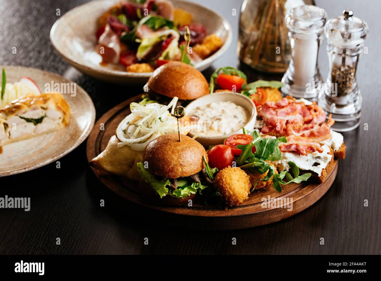 amerikanischer Burger mit Kartoffeln, Sauce, Snacks Stockfoto