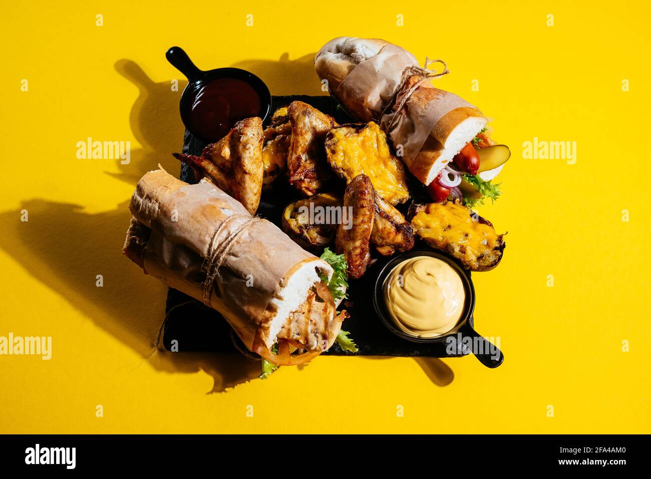 amerikanischer Burger mit Kartoffeln, Sauce, Snacks Stockfoto
