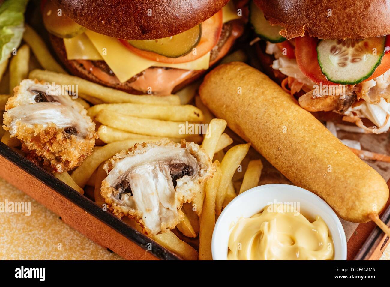 amerikanischer Burger mit Kartoffeln, Sauce, Snacks Stockfoto