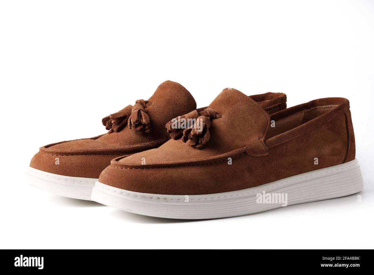Braun Wildleder Herren Slipper isoliert auf weiß Stockfoto
