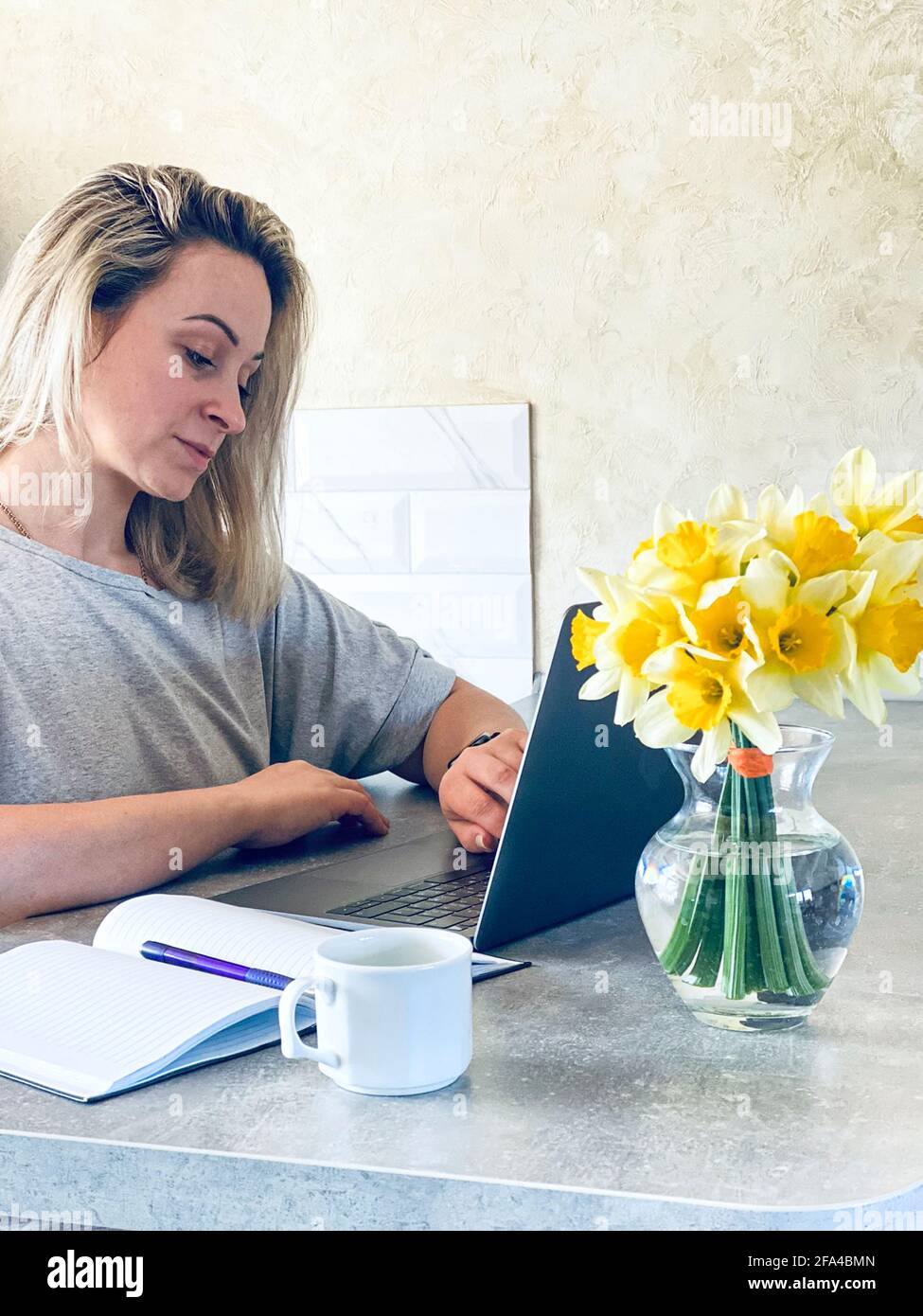 Weiße Frau, die an einem Computer arbeitet Stockfoto