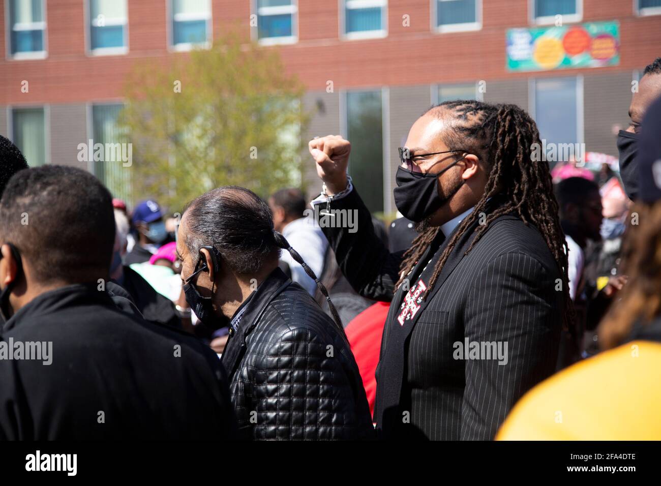 Minneapolis, Minnesota, USA. April 2021. 22. April 2021-Minneapolis, Minnesota, USA: Ein Mitglied des Klerus hebt ihre Faust vor dem Begräbnis von DAUNTE WRIGHT, das am New Shiloh Tempel in Nordminneapolis stattfand. Wright, 20, aus dem Brooklyn Center, Minnesota, wurde von dem ehemaligen Polizeibeamten KIMBERLY POTTER, 48, aus Champlin, Minnesota, im Dienst während eines Verkehrsstopps angeschossen und getötet. Quelle: Henry Pan/ZUMA Wire/Alamy Live News Stockfoto