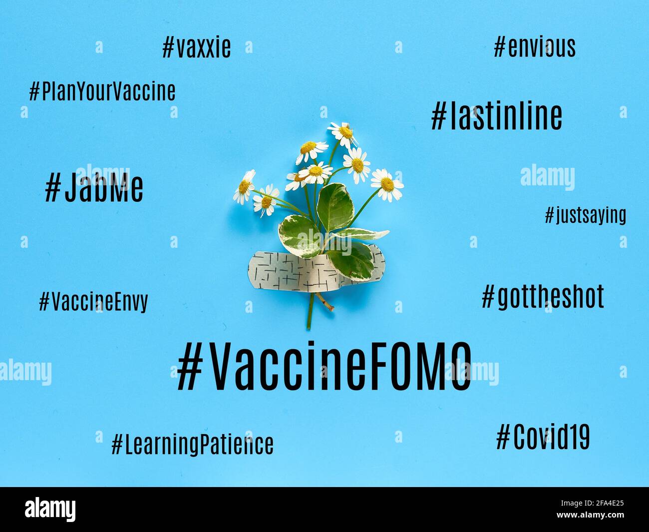 Hashtag für Impfstoff-FOMO. Angst davor, den Covid-Impfstoff zu verpassen. Unsicherheit während der Pandemien von Covid-19. Wolke verwandter Konzepte und Gefühle. Blaues Papier Stockfoto