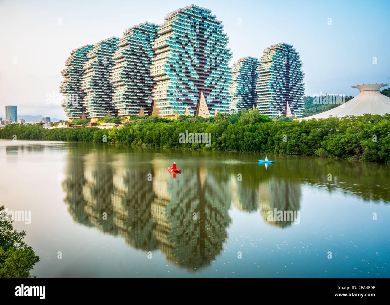 Sanya China , 25 März 2021 : schöne Aussicht auf Beauty Crown Grand Tree Hotelgebäude aka Lego Trees Hotel mit Wasserspiegelung auf dem Fluss Linchun in Stockfoto Sanya China , 25 März 2021 : schöne Aussicht auf Beauty Crown Grand Tree Hotelgebäude aka Lego Trees Hotel mit Wasserspiegelung auf dem Fluss Linchun in Stockfoto