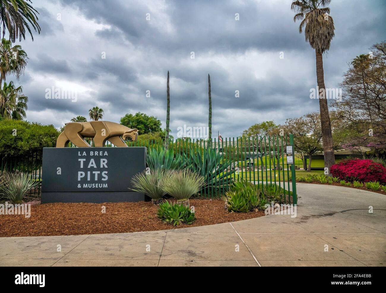 Los Angeles, CA, USA: 22. April 2021: Parkeingang zu den LA Brea Tar Pits in Los Angeles, CA. Stockfoto
