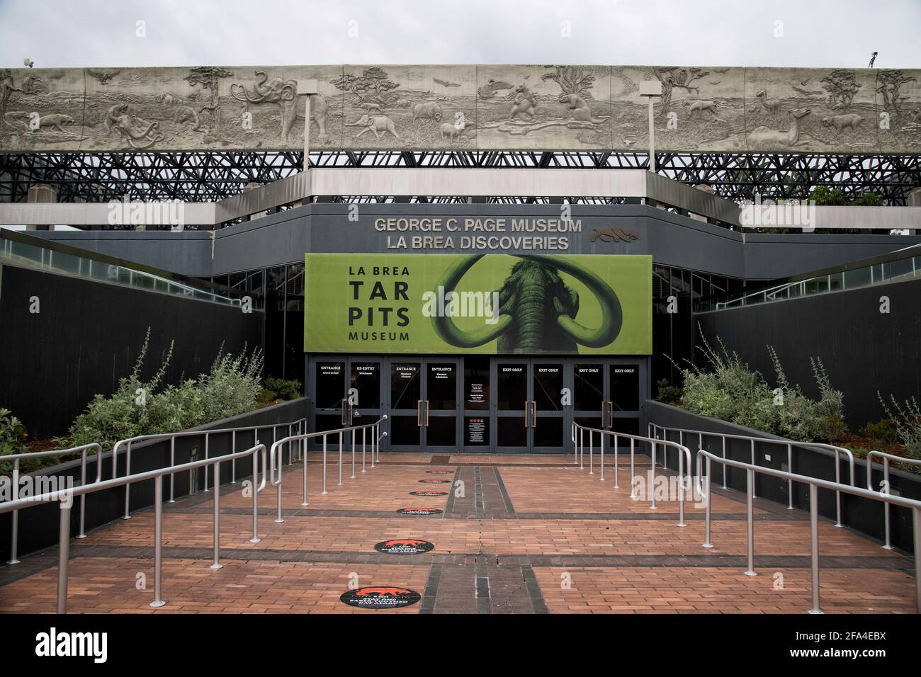 Los Angeles, CA, USA: 22. April 2021: Eingang zum La Brea Tar Pits Museum, Los Angeles, CA. Stockfoto