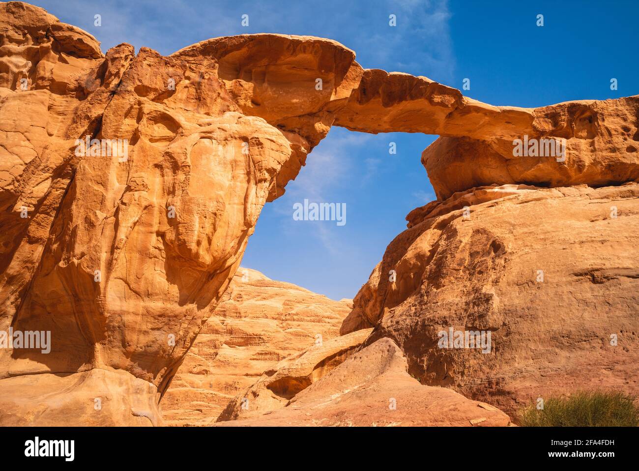 Um Fruth rock Bridge im Wadi Rum Wüste, Jordanien Stockfoto