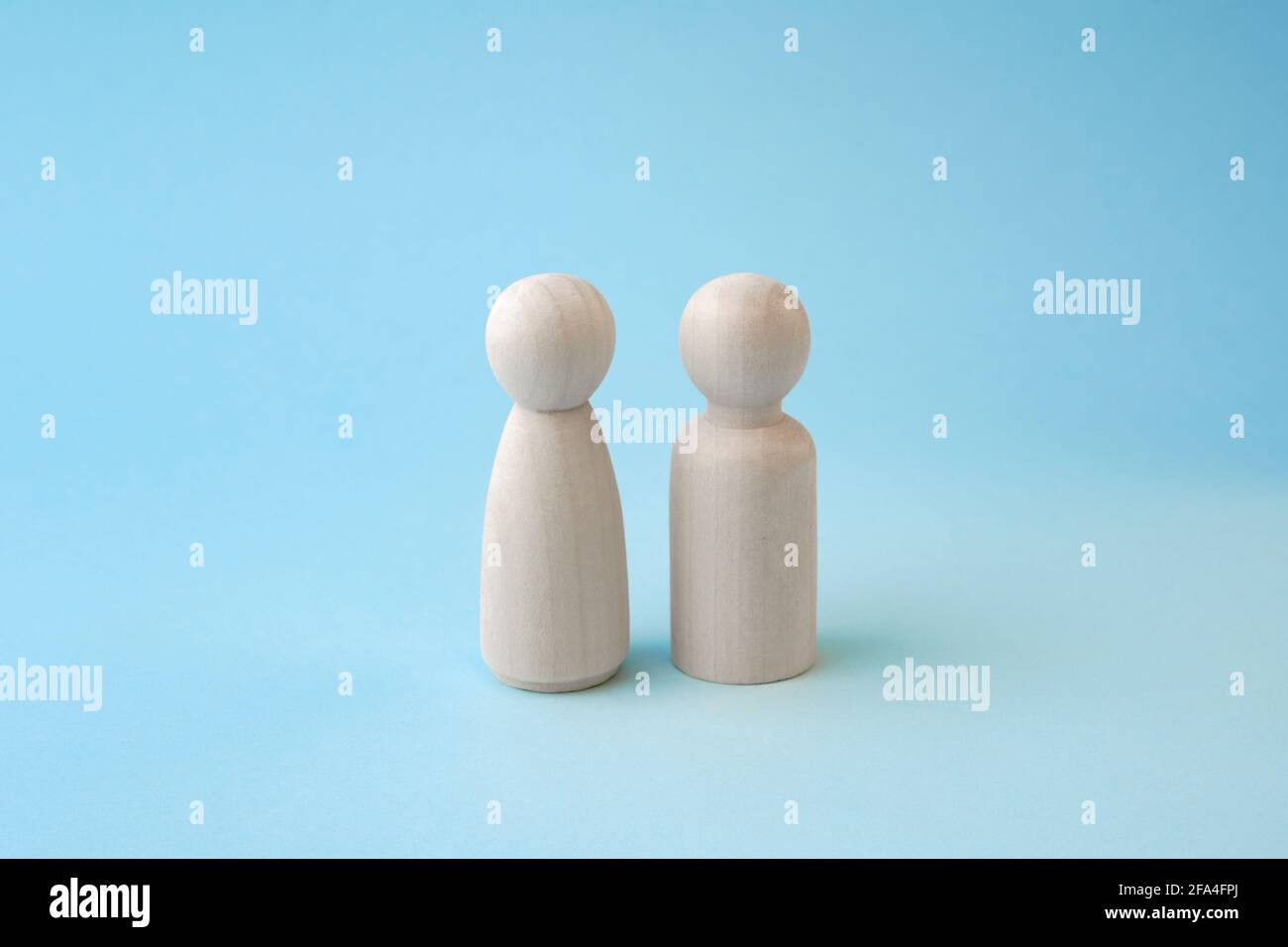 Hölzerne Menschen Figuren von Mann und Frau auf blauem Hintergrund, Beziehung, Kommunikationsprobleme zwischen Frau und Mann. Stockfoto