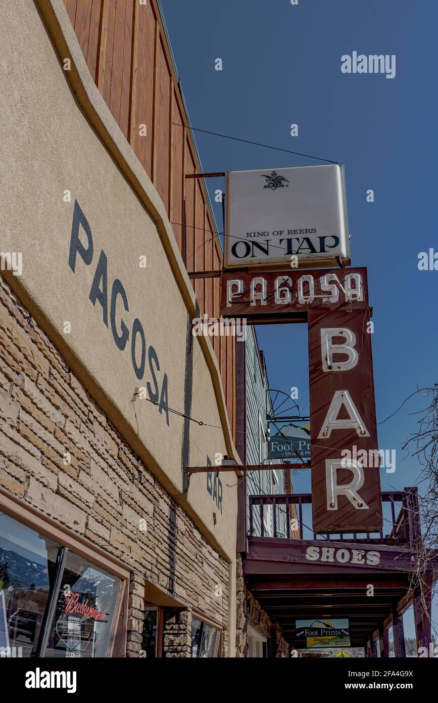 Nahaufnahme mit Blick auf das Äußere und Schild für die Pagosa Bar, eine Tauchbar in Pagosa Springs, Colorado. Stockfoto