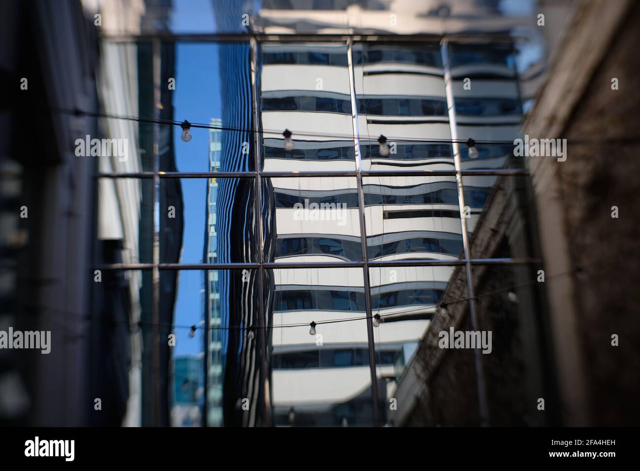 Lensbaby-Fotografie der Reflexion der modernen Architektur Stockfoto