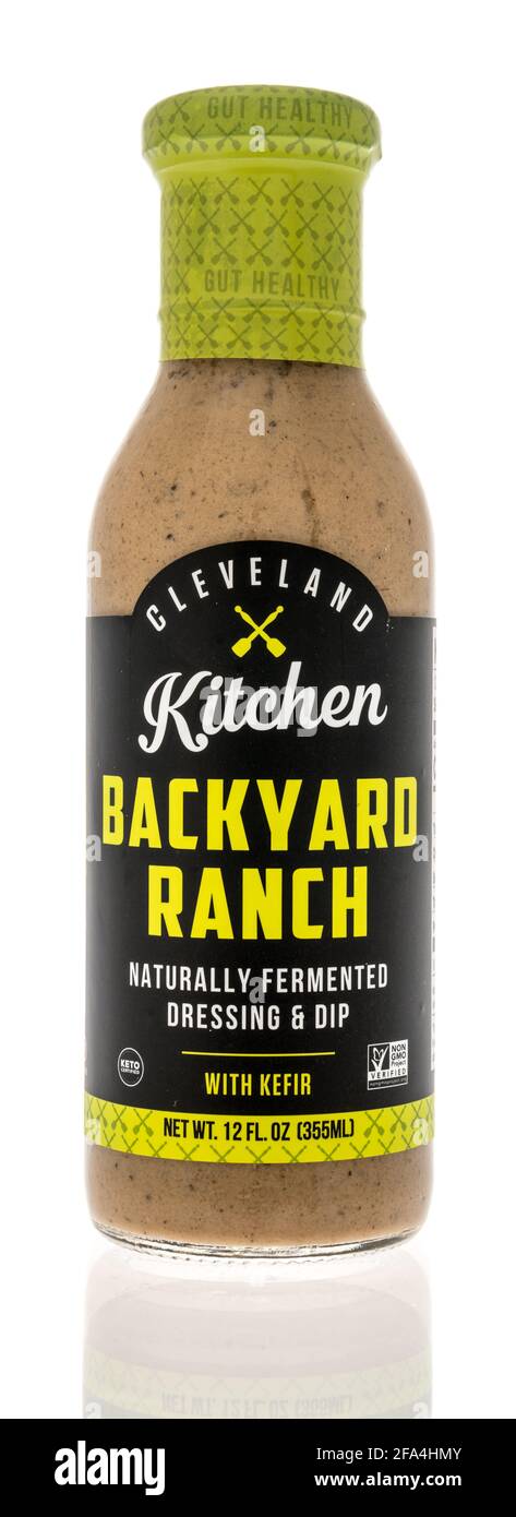 Winneconne, WI - 22 April 2021: Eine Flasche Cleveland Küche Hinterhof Ranch Salatdressing auf einem isolierten Hintergrund Stockfoto
