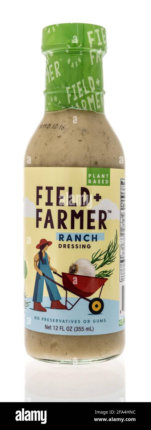 Winneconne, WI - 22. April 2021: Eine Flasche Acker- und Farmer Ranch-Salatdressing auf einem isolierten Hintergrund Stockfoto