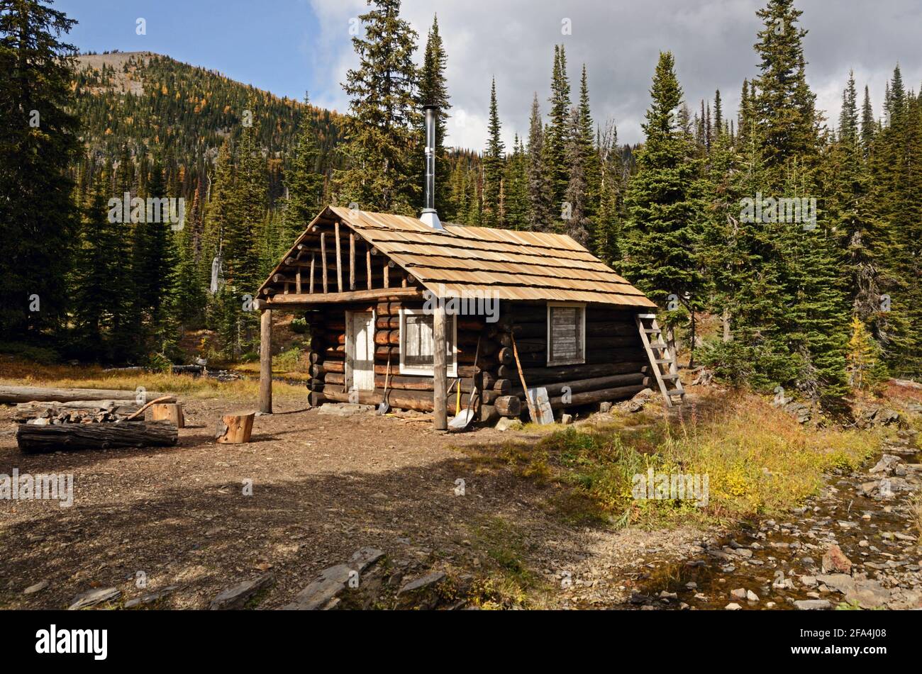 Wolverine Hütte im Herbst in der landschaftlich schönen Gegend von Ten Lakes. Whitefish Range, nordwestlich von Montana. (Foto von Randy Beacham) Stockfoto