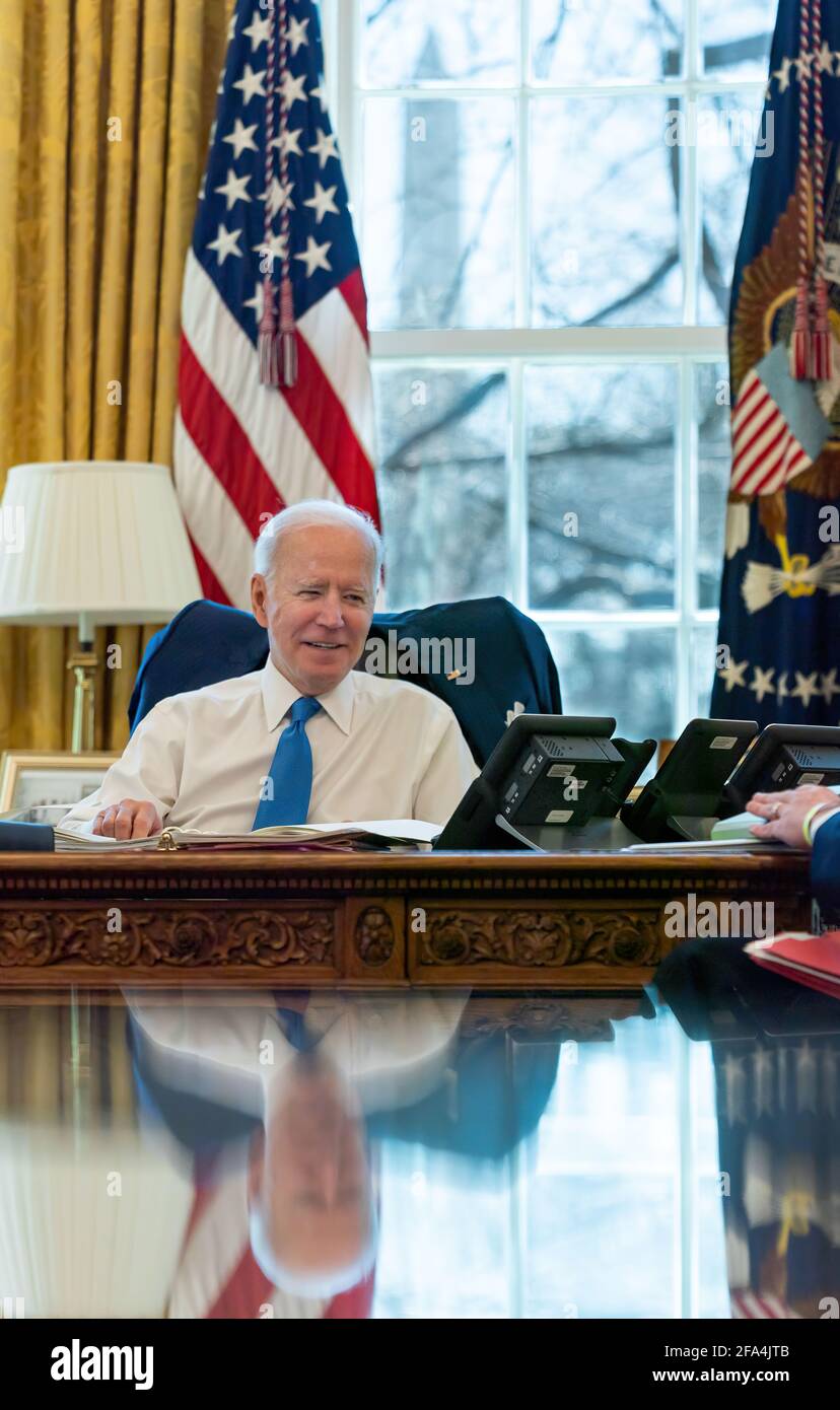 Präsident Joe Biden telefoniert am Freitag, den 26. März 2021, mit dem britischen Premierminister Boris Johnson im Oval Office des Weißen Hauses. (Offizielles Foto des Weißen Hauses von Adam Schultz) Stockfoto
