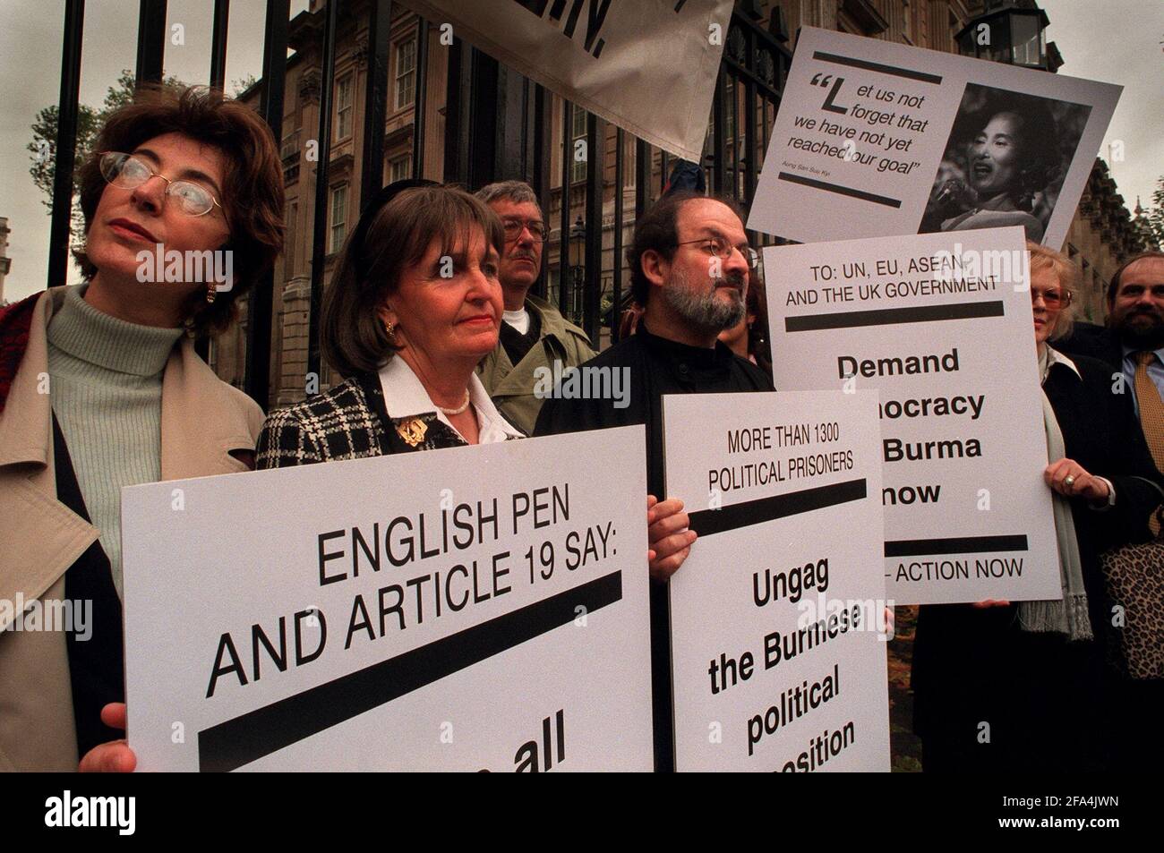 PROMIS WIE MAUREEN LIPMAN, HAROLD PINTER, SALMAN RUSHDIE UND ANTONIA FRAZER VERSAMMELTEN SICH IM DOWNING ST ZU EINER KUNDGEBUNG ZUR UNTERSTÜTZUNG VON AUNG SAN SUU KYI UND DER DEMOKRATIE IN BURMA Stockfoto