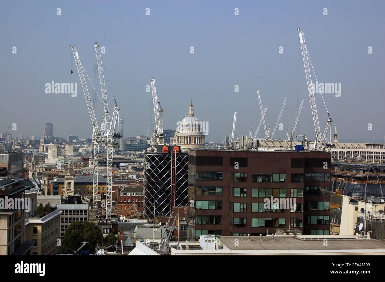 Blick über die City of London auf die Kuppel der St. Paul's Cathedral. Die Stadt ist das wichtigste Finanzzentrum des Vereinigten Königreichs und die Heimat vieler Finan Stockfoto