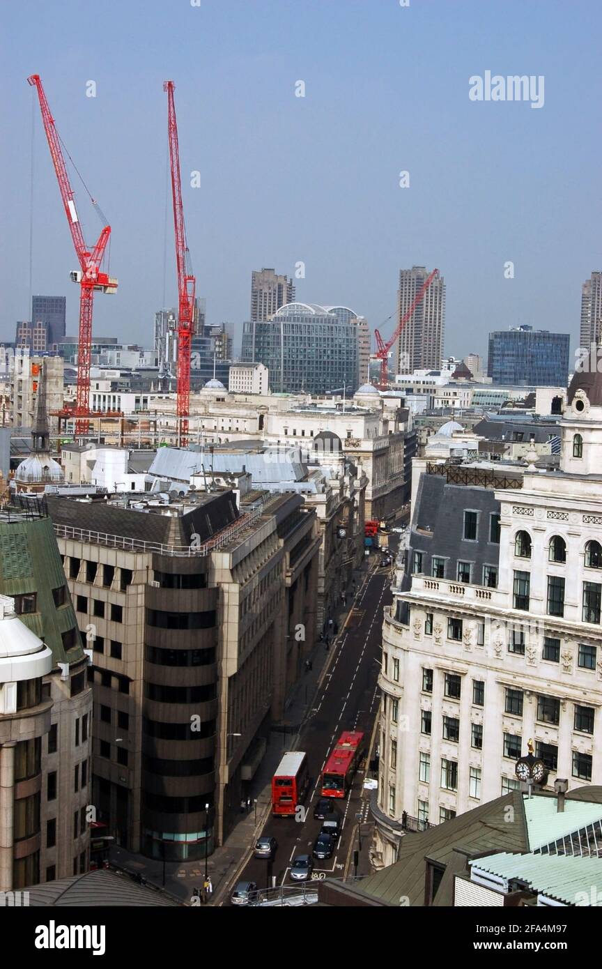 Blick vom Monument an einem sonnigen Morgen im September 2009 auf die King William Street in der City of London. Stockfoto