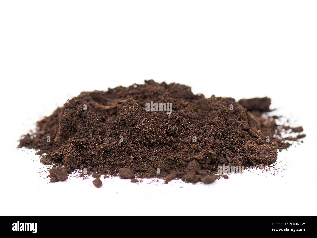 Erdhaufen oder Boden isoliert auf Weiß. Geschliffen als Textur oder Hintergrund. Stockfoto