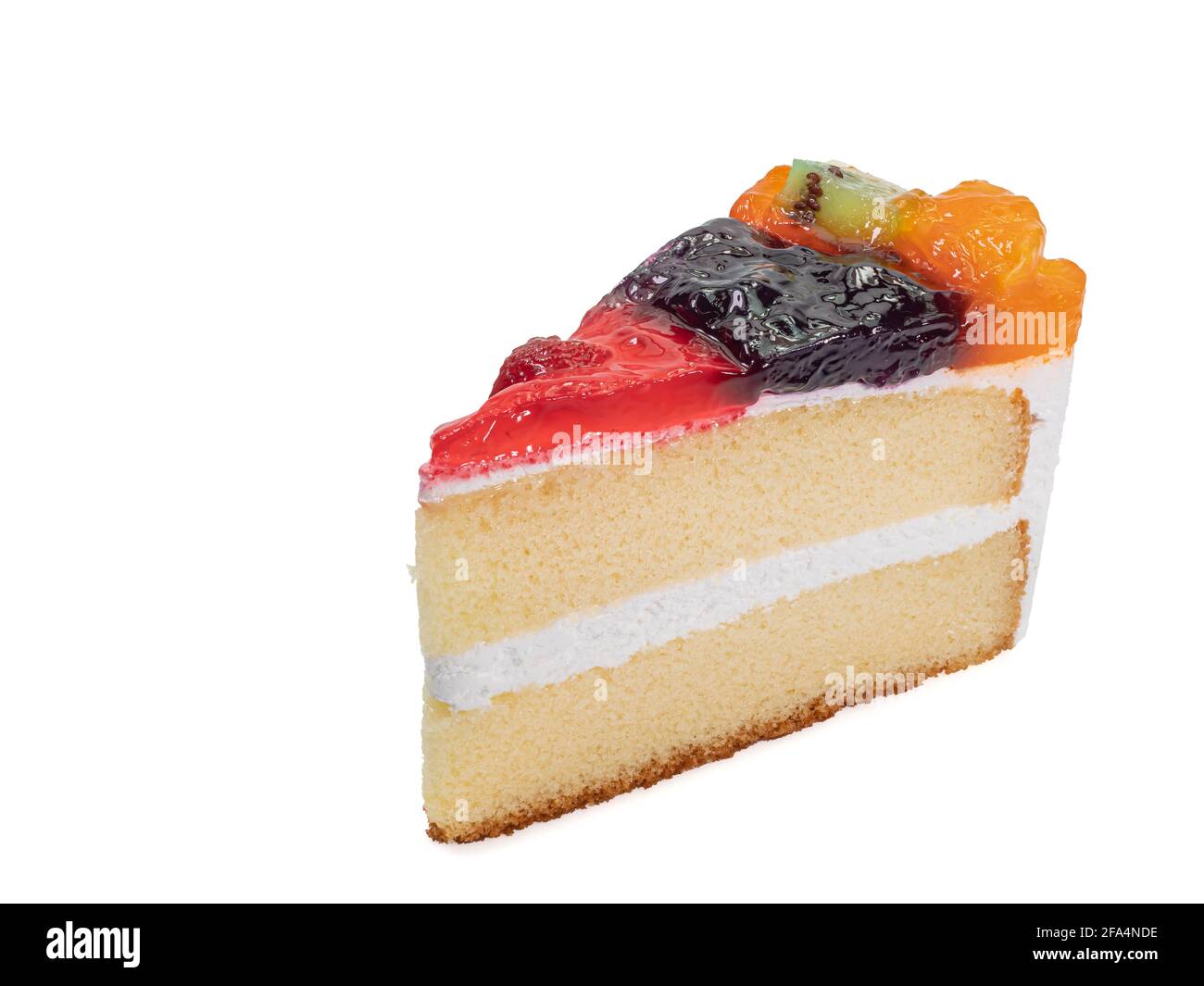 Gemischter Obstkuchen, eine Nahaufnahme der hausgemachten Obstkuchen-Bäckerei mit Kiwi, Orange, Heidelbeere und Erdbeere, isoliert auf weißem Hintergrund. Stockfoto
