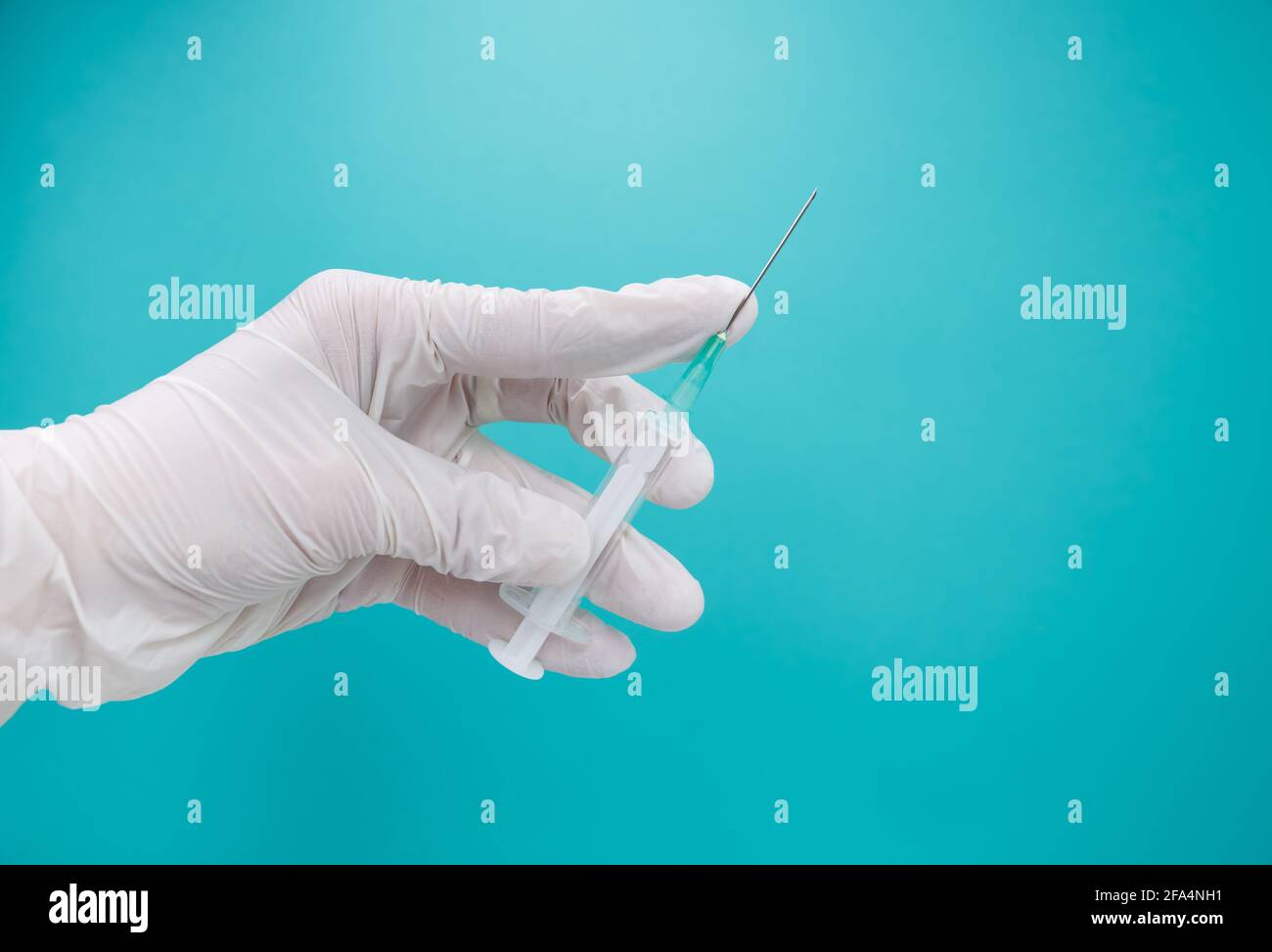 Ärzte reichen zur Immunisierung gegen COVID-19 eine Spritze und einen Impfstoff ein. Stockfoto