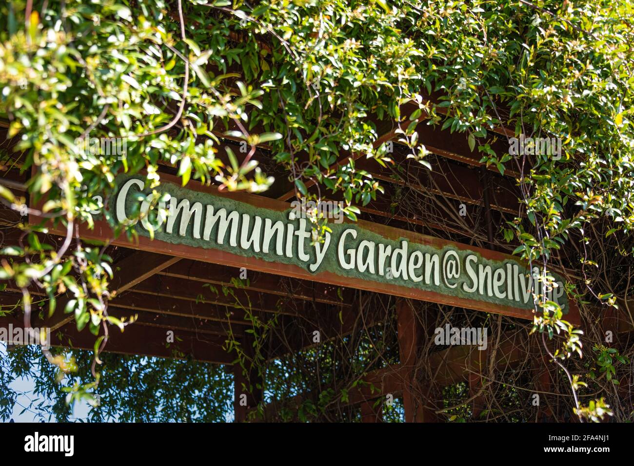 Der Community Garden @ Snellville in Metro Atlanta ist ein nachhaltiger Garten, der Familien Raum zum Anbau von Lebensmitteln und Blumen bietet. (USA) Stockfoto