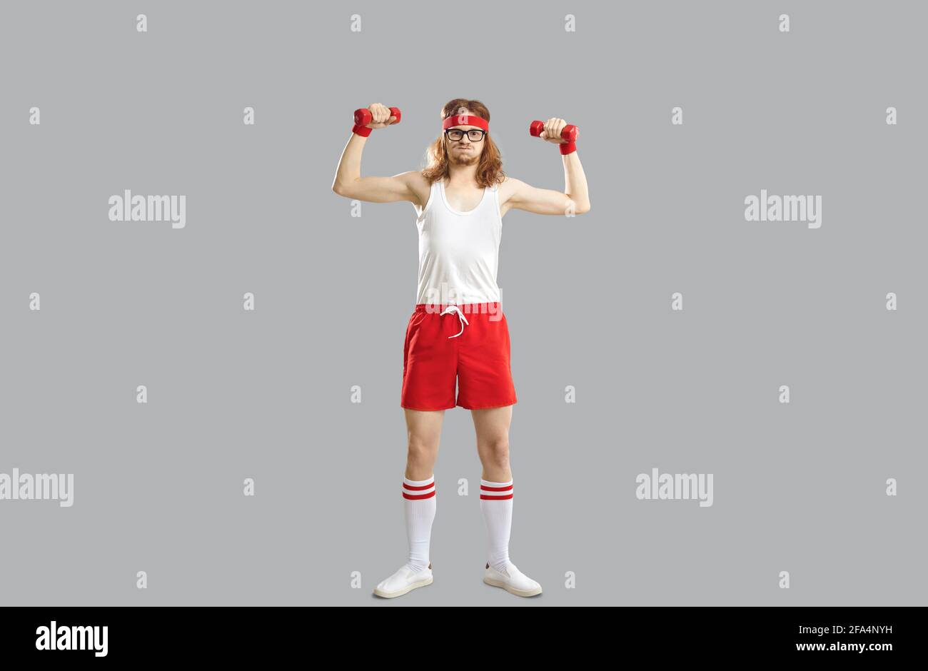 Lustig lächelnd Hipster dünn jungen Kerl tun Training mit Humpels Stockfoto