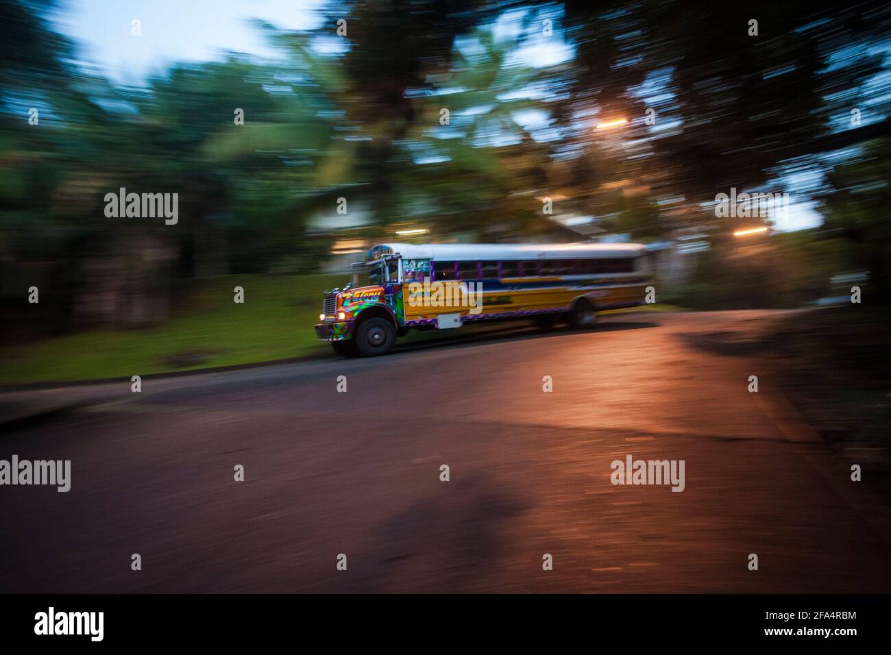 Ein 'Diablo Rojo'-Bus (roter Teufel) in Gamboa, Provinz Colon, Republik Panama, Mittelamerika. Stockfoto