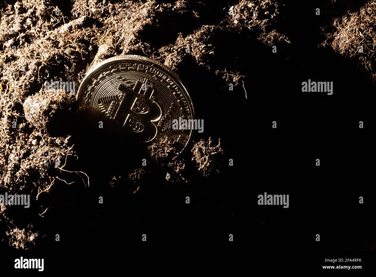 Bitcoin Kryptowährung auf einem Haufen Erde, im Boden Stockfotografie -  Alamy