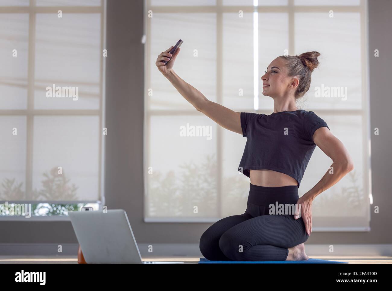 Fitness-Frau, die ein Selfie während des Trainings, Porträt von positiven aktiven sportlichen Energie Athlet Mädchen machen Selfie Genießen Sie Aerobic Yoga Intens Stockfoto