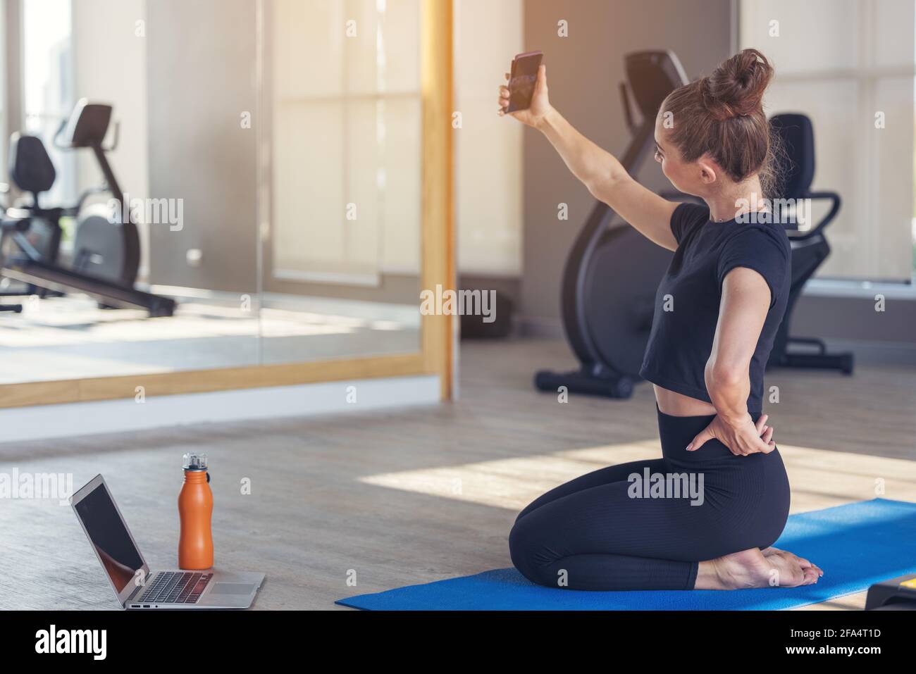Fitness-Frau, die ein Selfie während des Trainings, Porträt von positiven aktiven sportlichen Energie Athlet Mädchen machen Selfie Genießen Sie Aerobic Yoga Intens Stockfoto