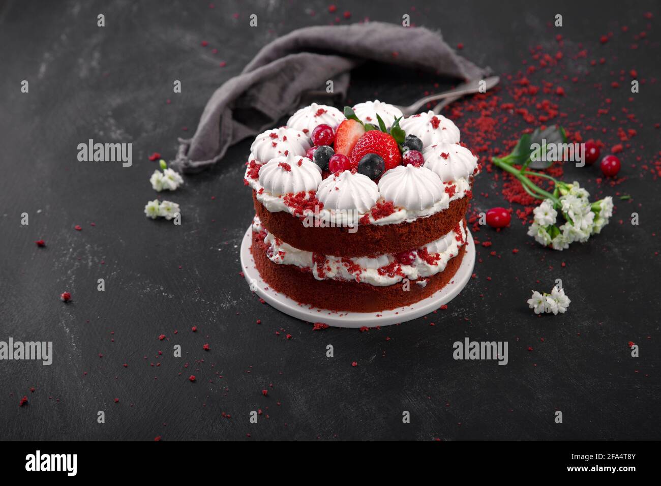 Köstliche hausgemachte rote Samtkuchen mit Baiser und Mascarpone-Creme auf schwarzem Hintergrund. Stockfoto