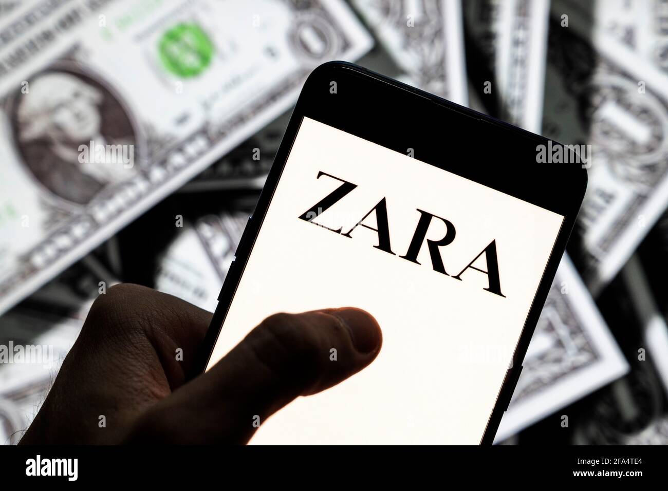 Auf diesem Foto Illustration der spanischen multinationalen Bekleidungsdesign Einzelhandelsunternehmen von Inditex, Zara, Logo auf einem Android-Handy-Bildschirm mit der Währung des US-Dollar-Symbol gesehen, Dollar-Symbol im Hintergrund. Stockfoto